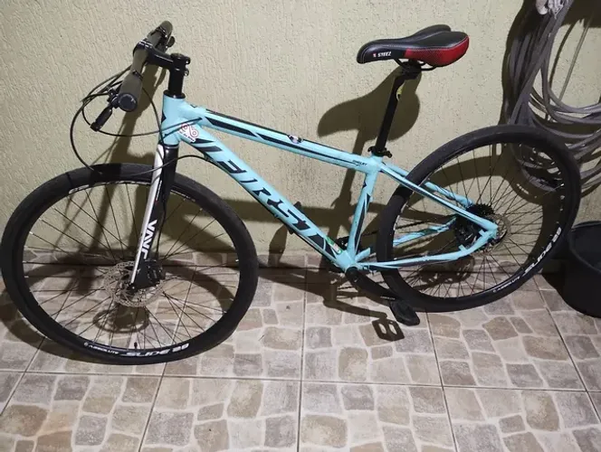 Bicicleta híbrida FIRST SHELBY peso 11 kg
