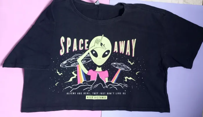 Camiseta Cropped Space Away - Estampa Alien
