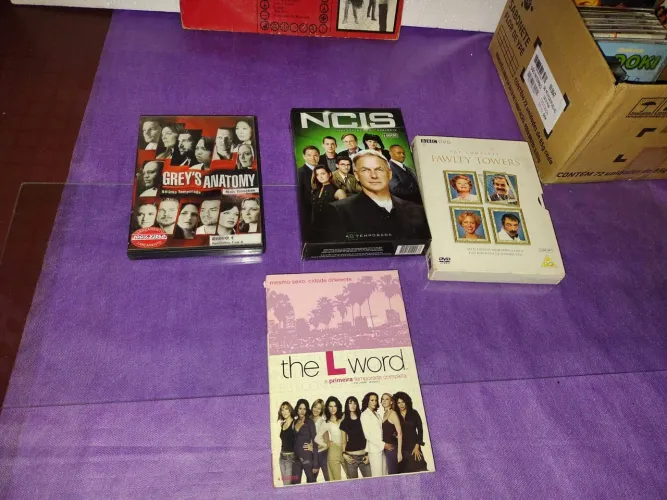 DVD Séries para Tv, tenho varias, originais, bom estado. E outros.