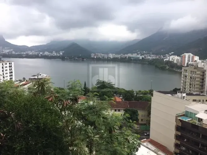 RUA SACOPÃ - Lagoa - Fonte Saudade - Sala - Lavabo - Tábuas corridas - 3 quartos (suíte) -