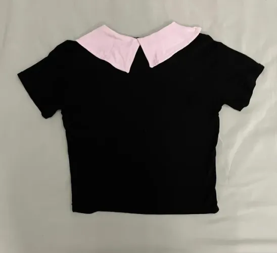 Blusa cropped estilo Wandinha