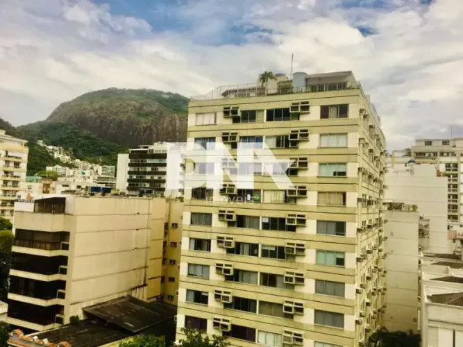 Rua Jardim Botânico vista pedra da Gávea três quartos uma suite.