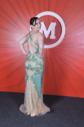 Vestido de Baile de formatura todo trabalho em Pedraria na cor verde