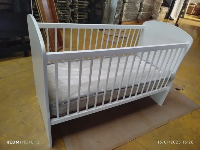 Berço de Bebê apenas no Branco,acompanha colchão
