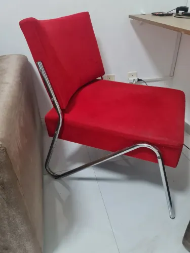 Cadeira Vermelha Estofada com Design Moderno