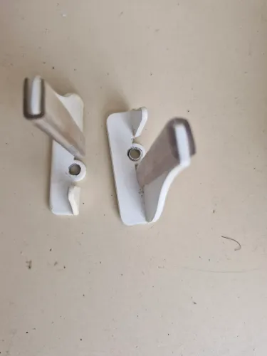 Suporte de metal para prateleira . Ideal pra livros ,,temperos....