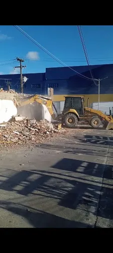 Demolição, Escavações, Regularizações, Nivelamento e outros serviços.