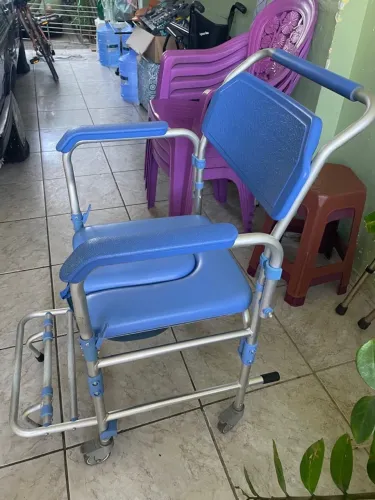 Cadeira de Banho com Rodas - Conforto e Segurança