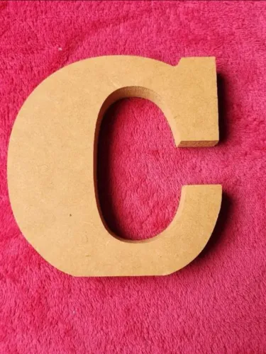 letra c de mdf<br><br>tamanho aproximado 12 cm
