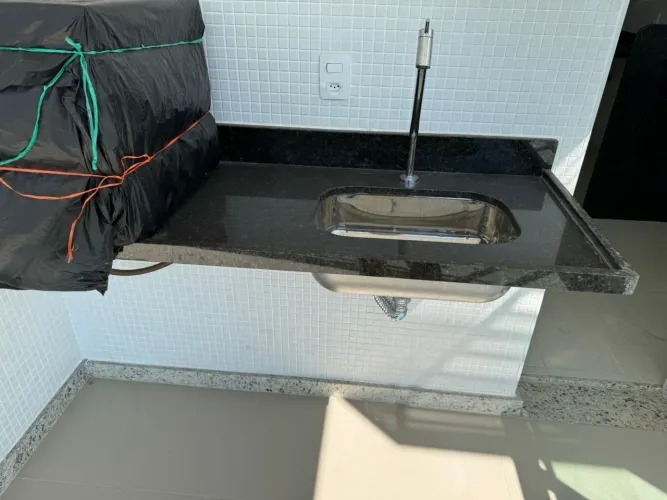 Pia de granito com cuba de inox