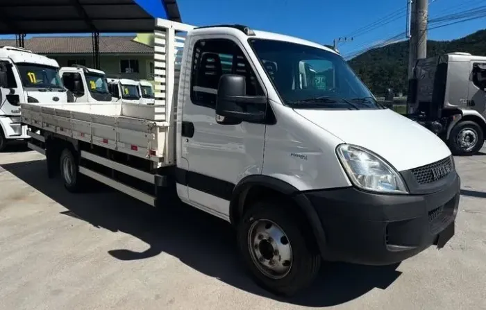 Iveco 70c17 carroceria ano 2013