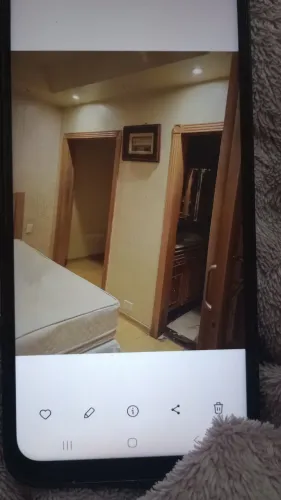 Alugo quarto com banheiro privado para moças