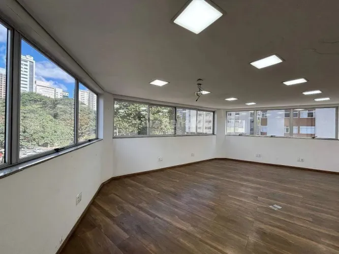Oportunidade na Savassi: Prédio comercial com 5 andares e estrutura completa
