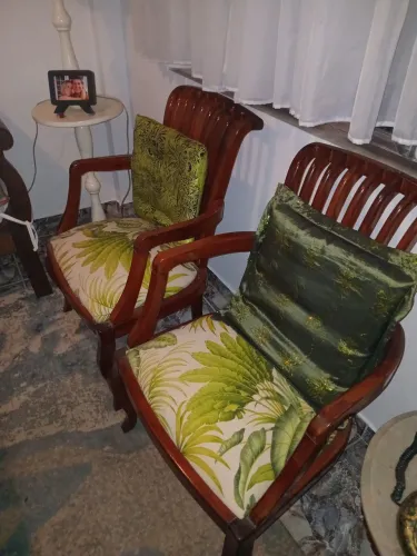 Cadeiras Coloniais em Madeira Maciça. Duas peças raras e clássicas.