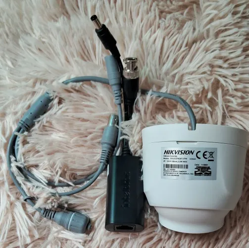 Câmera Hikvision Colorida + Power Balun