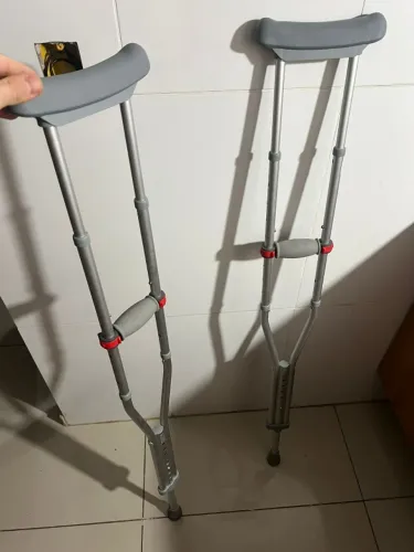 Vendo par de Muletas Axilar Hidrolight com poucos dias de uso muito nova