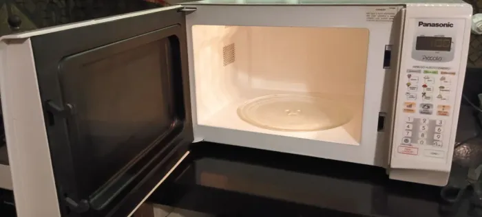 Microondas 18 litros em perfeito estado. Funcionando todas as funções.