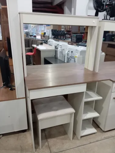 Penteadeira com banquinho nova