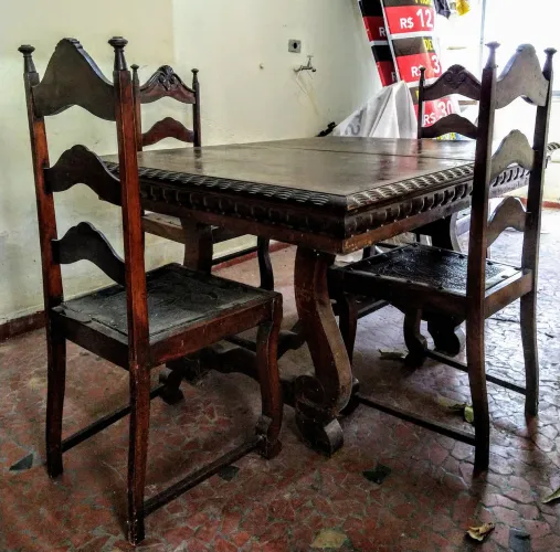 Mesa antiga com 4 cadeiras assento em couro