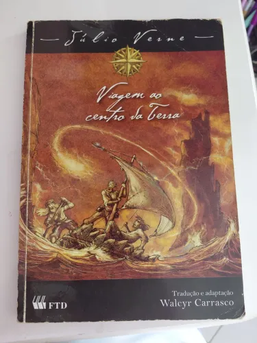 Livro Viagem ao Centro da Terra, de Júlio Verne.