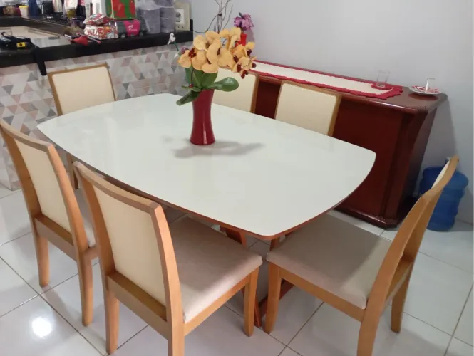 Mesa de Jantar Elegante com 6 Cadeiras de madeira pronta entrega