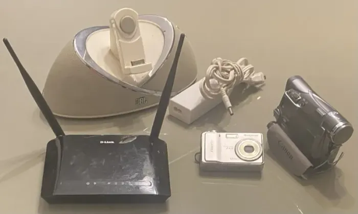 Lote de Eletrônicos - Câmeras + JBL + GPS + Roteador - Para Conserto ou Retirada de Peças