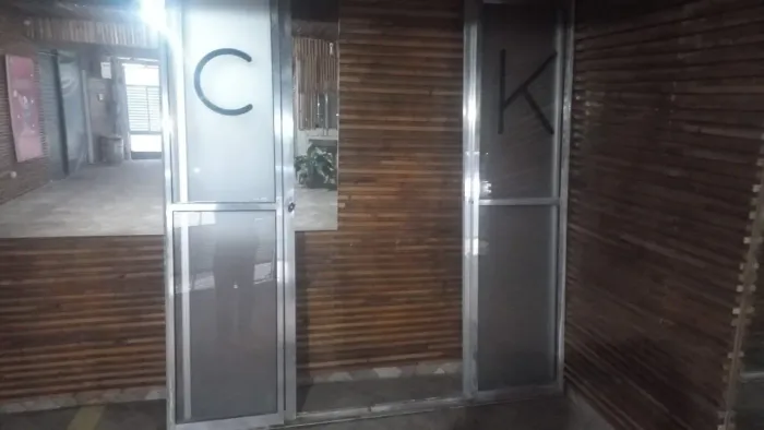 Porta balcão de alumínio semi nova..já vem com adesivo que não deixa ver quem está dentro.