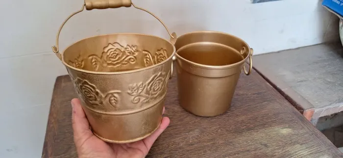 Par de Vasos Decorativos Dourados