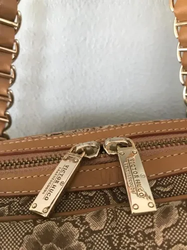 Bolsa VictorHugo ORIGINAL alça dourada. Usado poucas vezes
