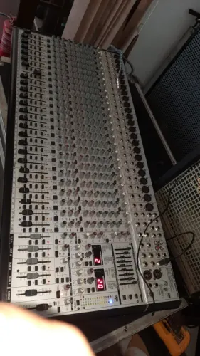 Mesa De som Behringer Sl3242fxPro 32 Canais Mixer bem conservada com defeito efeito de voz