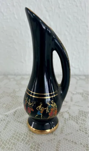 Adicione um toque de elegância a qualquer ambiente com este vaso Spyropoulos.