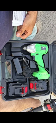 Parafusadeira de impacto 21v com duas baterias na promoção
