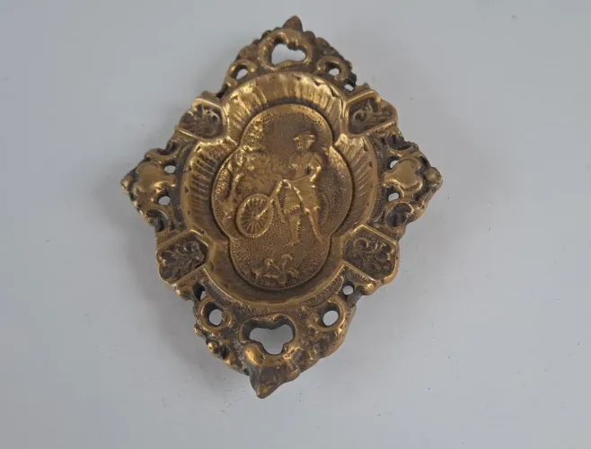 Cinzeiro de bronze com imagem de ciclista