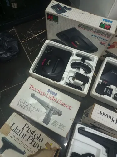Vídeo game master system e mega drive com acessórios 