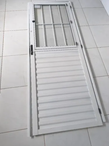 Porta em alumínio Branco 2.10 m. x 80 cm.