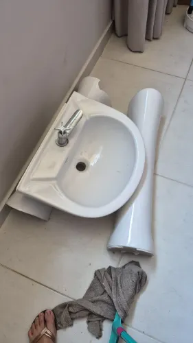 Pias de banheiro usadas em bom estado.