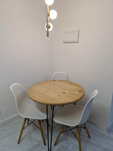 Mesa de Jantar Industry + 3 cadeiras Eames Eiffel