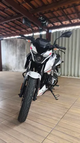 Vendo uma bajaj pulsar n150. A moto está em estado de zero km, muito nova.