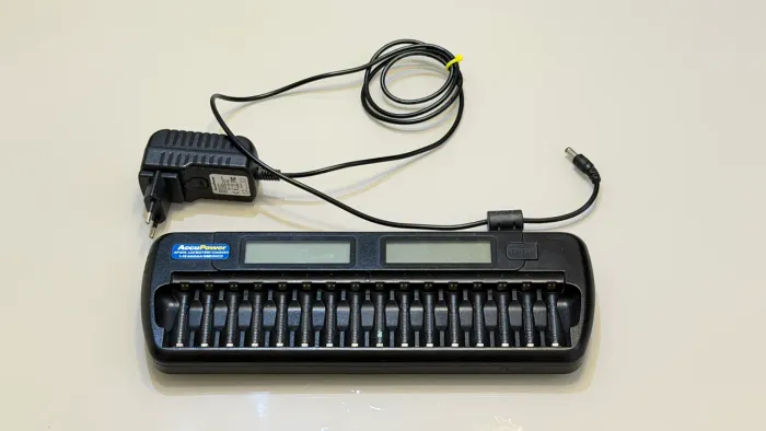 Carregador AccuPower para Pilhas AA e AAA com Fonte