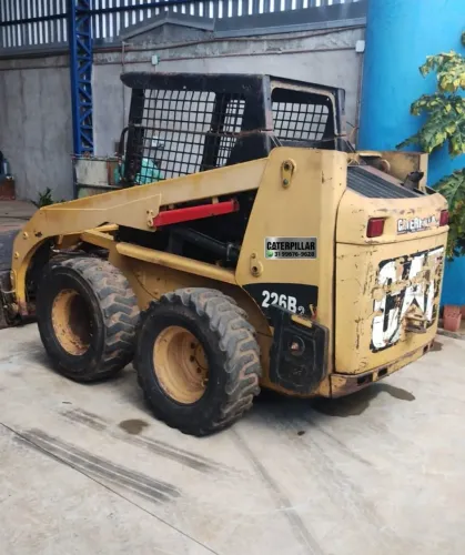 Mini Carregadeira Caterpillar 226B2 braço estendido 
