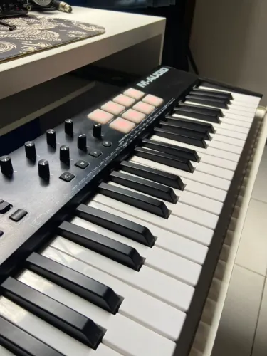 Teclado Controlador Midi M-Áudio Oxygen61 Com Pads