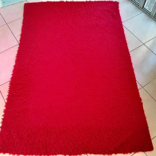 Tapete vermelho felpudo
