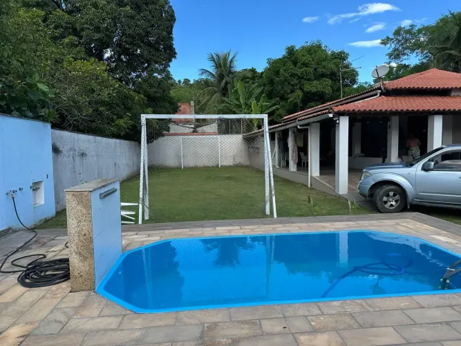 Casa com piscina e campo de futebol em região nobre