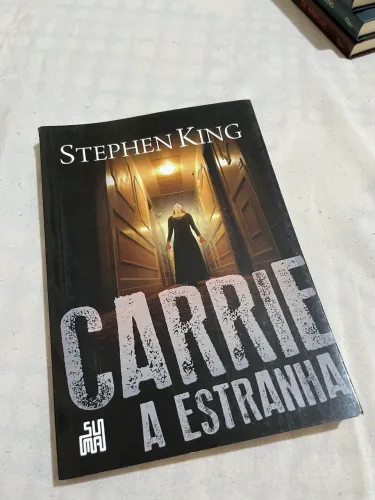 Vende-se livro - Carrie a estranha