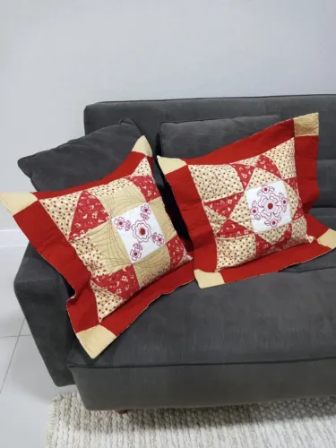 Almofadas de patchwork com bordado feito à mão