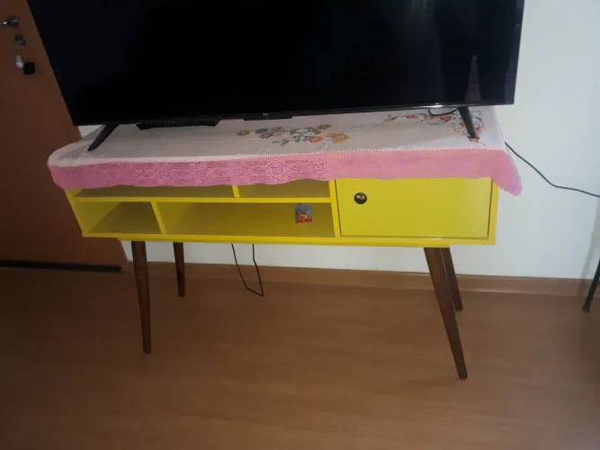 Vendo esse rack poucas vezes usada bem conservado suporta uma TV d 55 polegadas