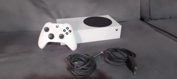 Videogame Xbox series s com o controle e os cabos