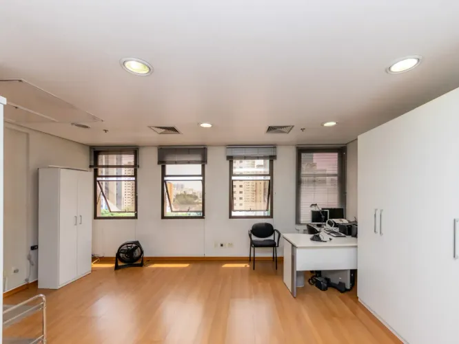Sala comercial á venda localizada na Rua Três Irmãos, 201, no bairro Caxingui, Zona Oeste