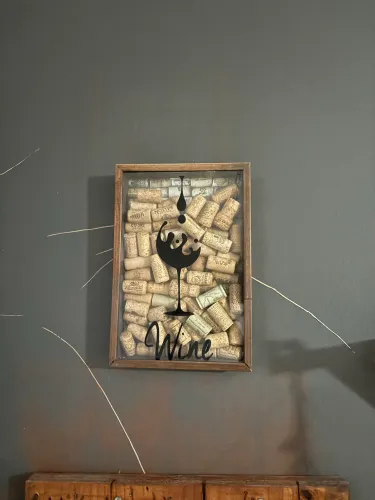 Quadro decorativo porta rolhas em madeira e vidro