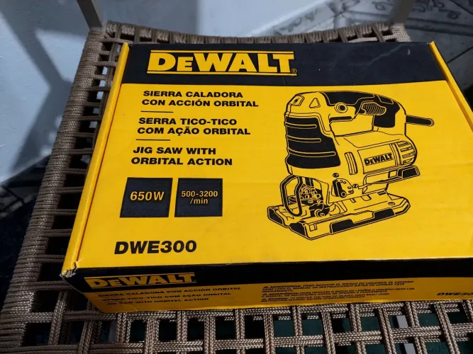 Serra tico tico nova Dewalt com regulem de velocidades